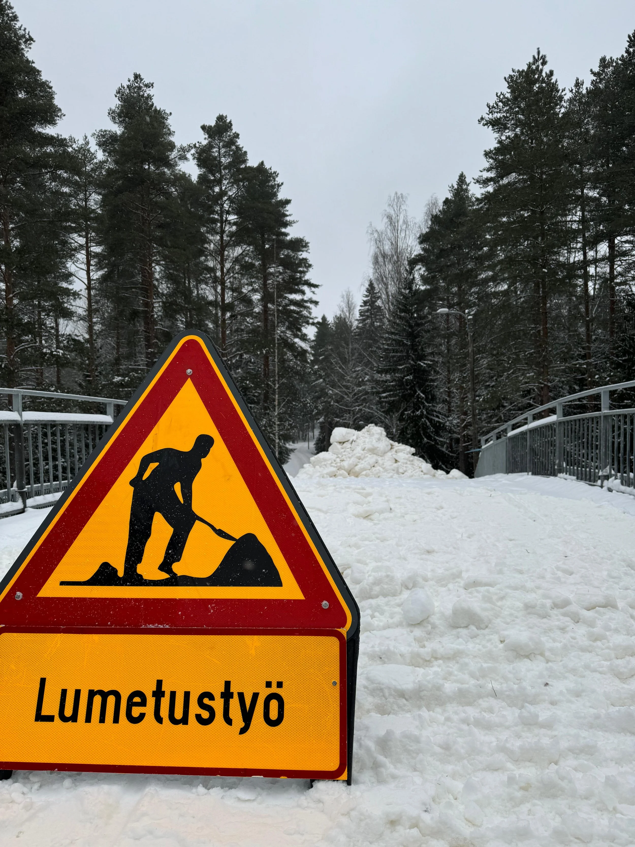 Lumetustyö täydessä vauhdissa latupohjilla