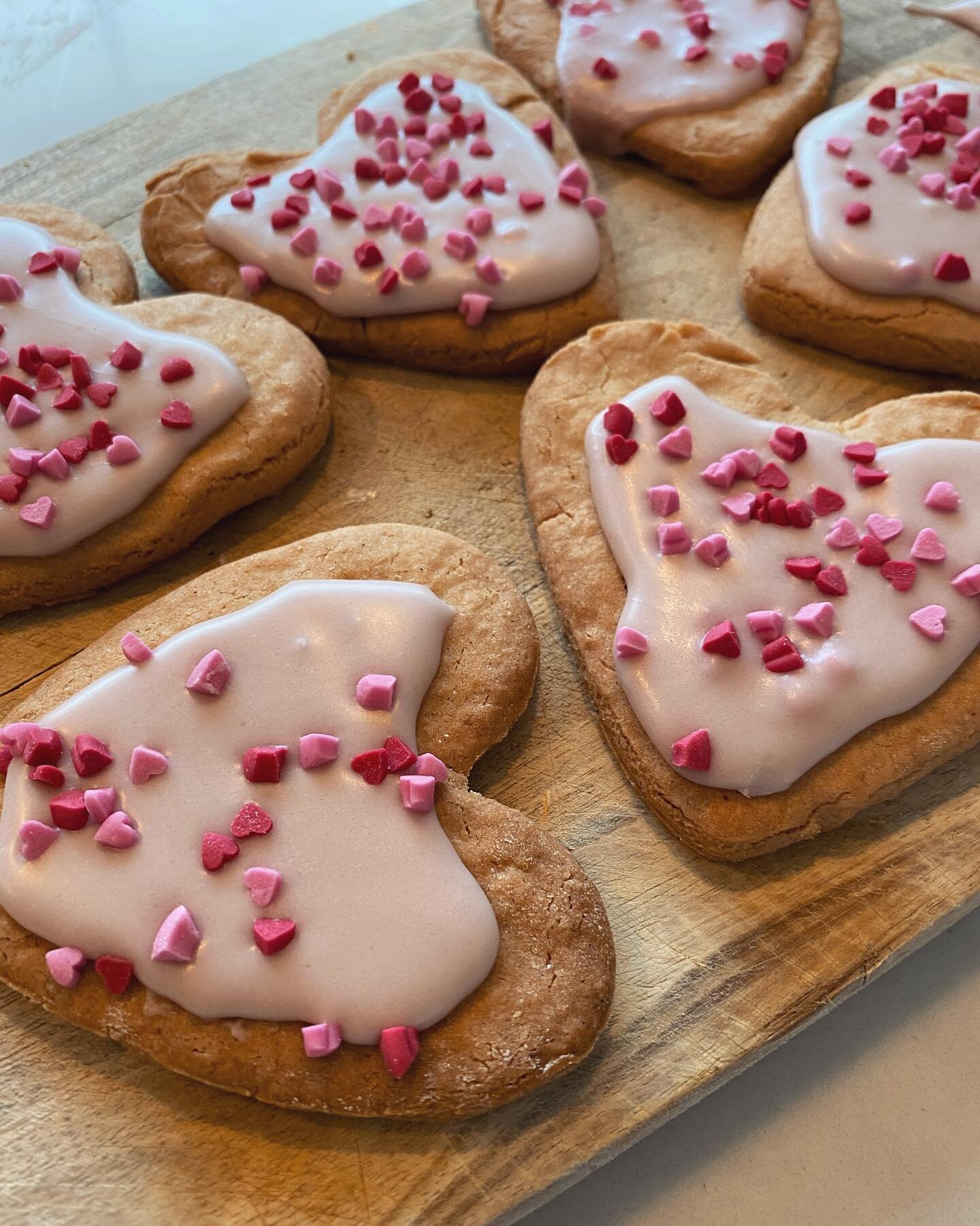 Happy Valentines Day everyone!❤️ Nothing like a bit of toddler baking to make a very big mess😂

Biscuit recipe:
1 egg
180g flour
180g brown sugar
6 tbsp vegetable oil
Vanilla essence 

We made our pink icing with a little icing sugar, water and red 