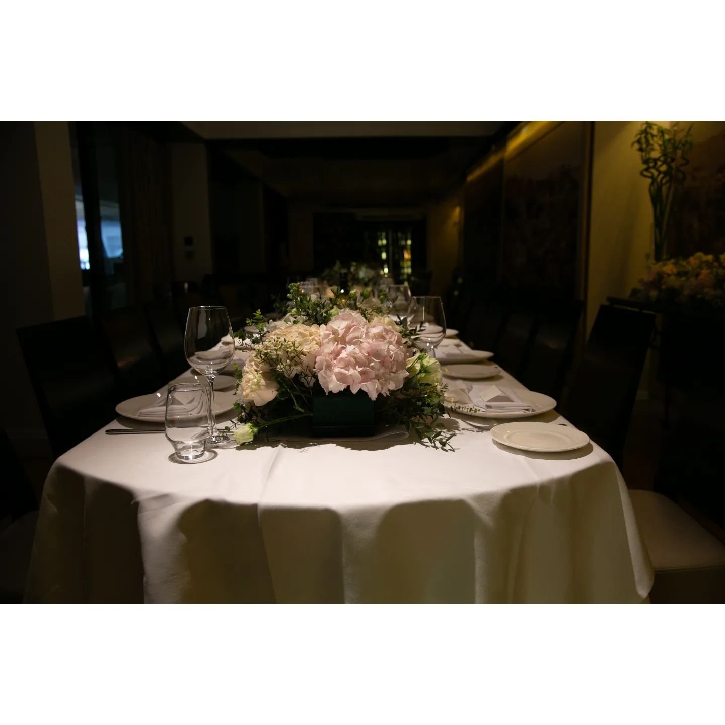 Gorgeous table decor for beautiful Şirin &amp; Daniel on they wedding day at the amazing @estiatoriomiloslondon ❤️

&copy; @candidtheoryuk