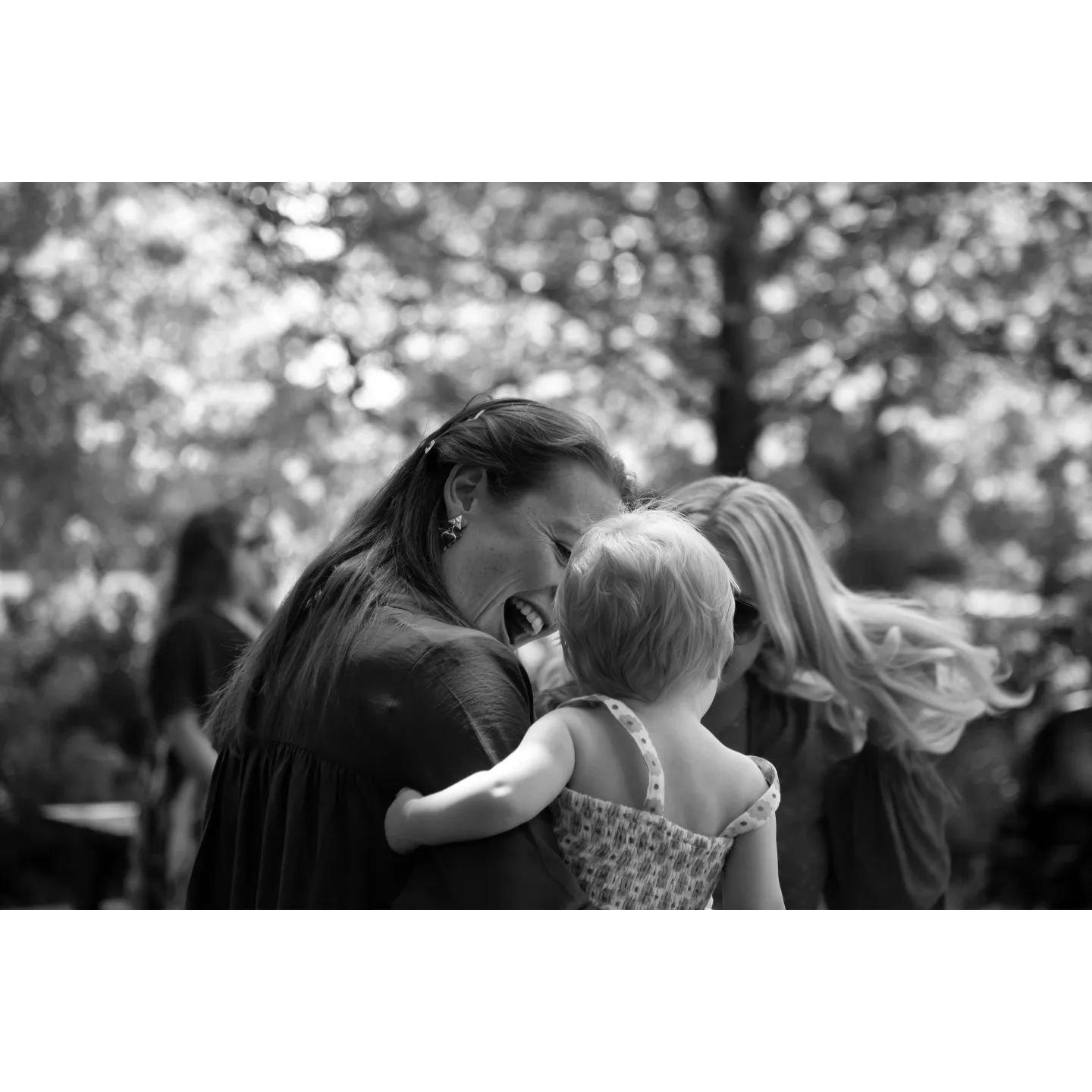 Cutest little girl and her gorgeous mum at the wedding of Aoife &amp; Anthony in Myatt's Fields Park on 25/05/2024 ❤️

&copy; @candidtheoryuk
