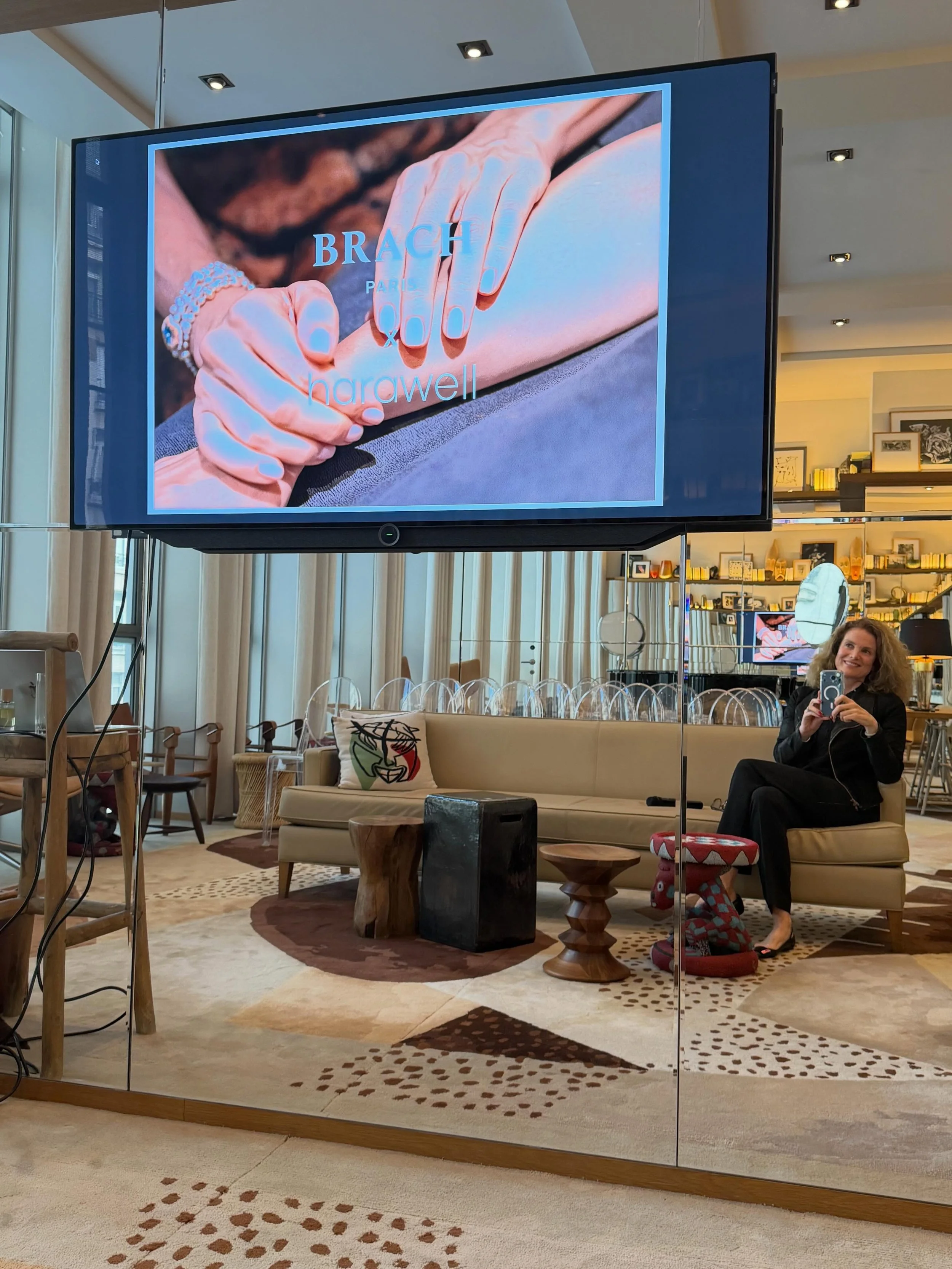 Quelques images de la masterclass "Ralentir, respirer, se reconnecter à l'essentiel : votre énergie" organisée la semaine dernière @brachparis 

1ere photo : petit clin d’œil juste avant l’arriv