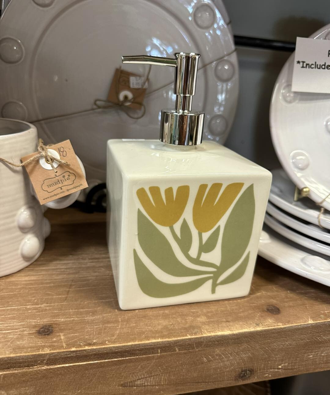 This soap pump is our new fav.. 💛💚
The perfect touch to you bathroom or kitchen sink!