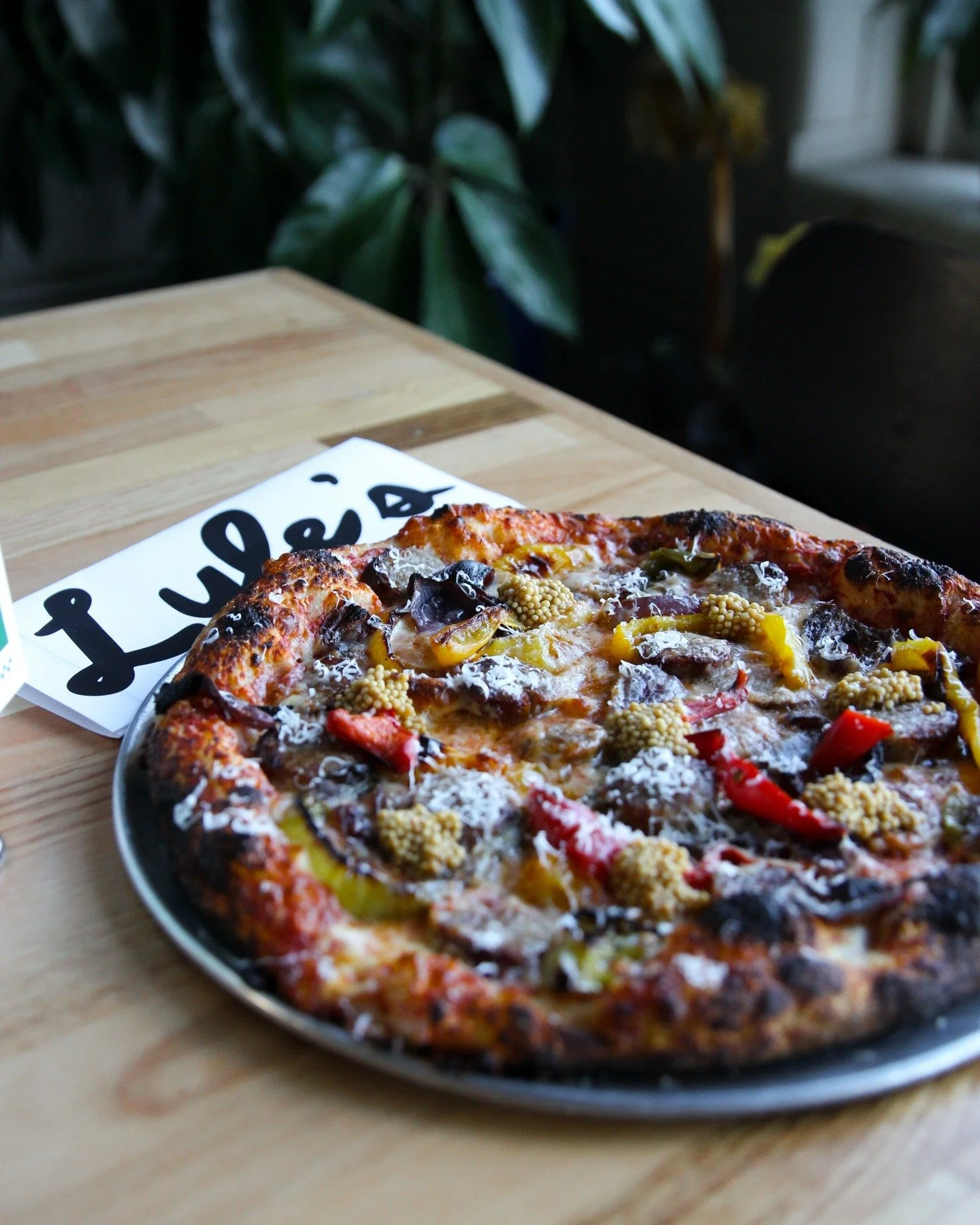 You 𝙢𝙪𝙨𝙩-tard try this weekend special 👀🍕

House-smoked Italian sausage, roasted peppers &amp; onion, mozzarella, and pickled mustard seeds!