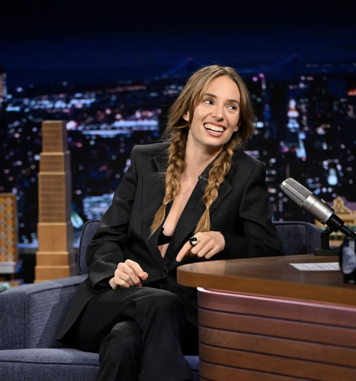 Maya Hawke : Jimmy Fallon