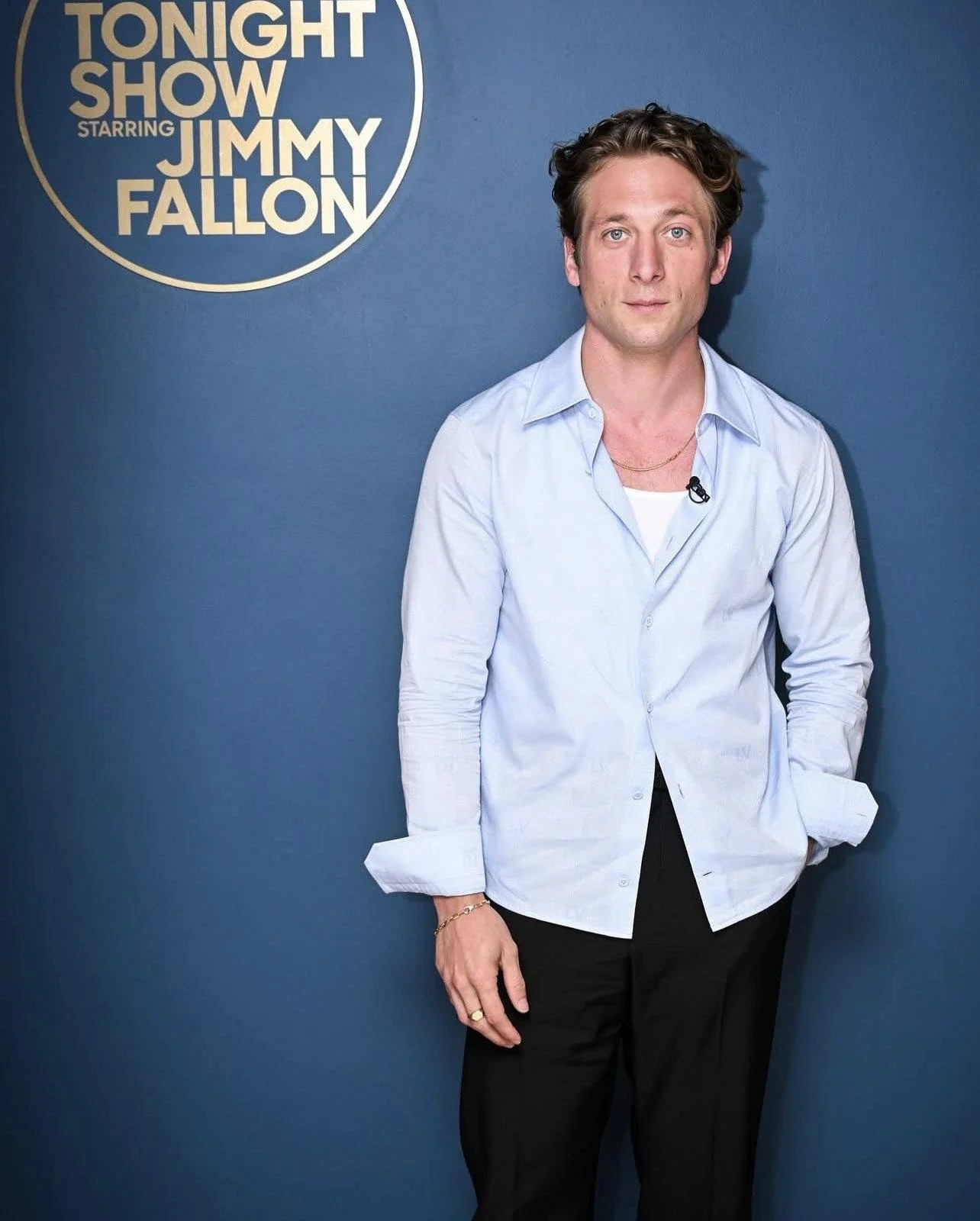 jeremy-allen-white-in-louis-vuitton-on-the-tonight-show-v0-zcbywosdqg9f1.jpg