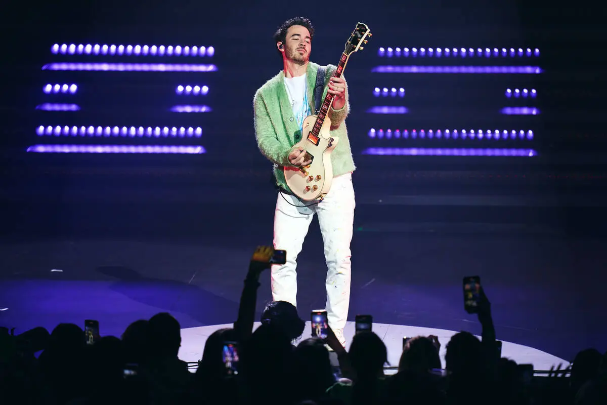 16543345_web1_Kevin-Jonas-1.png