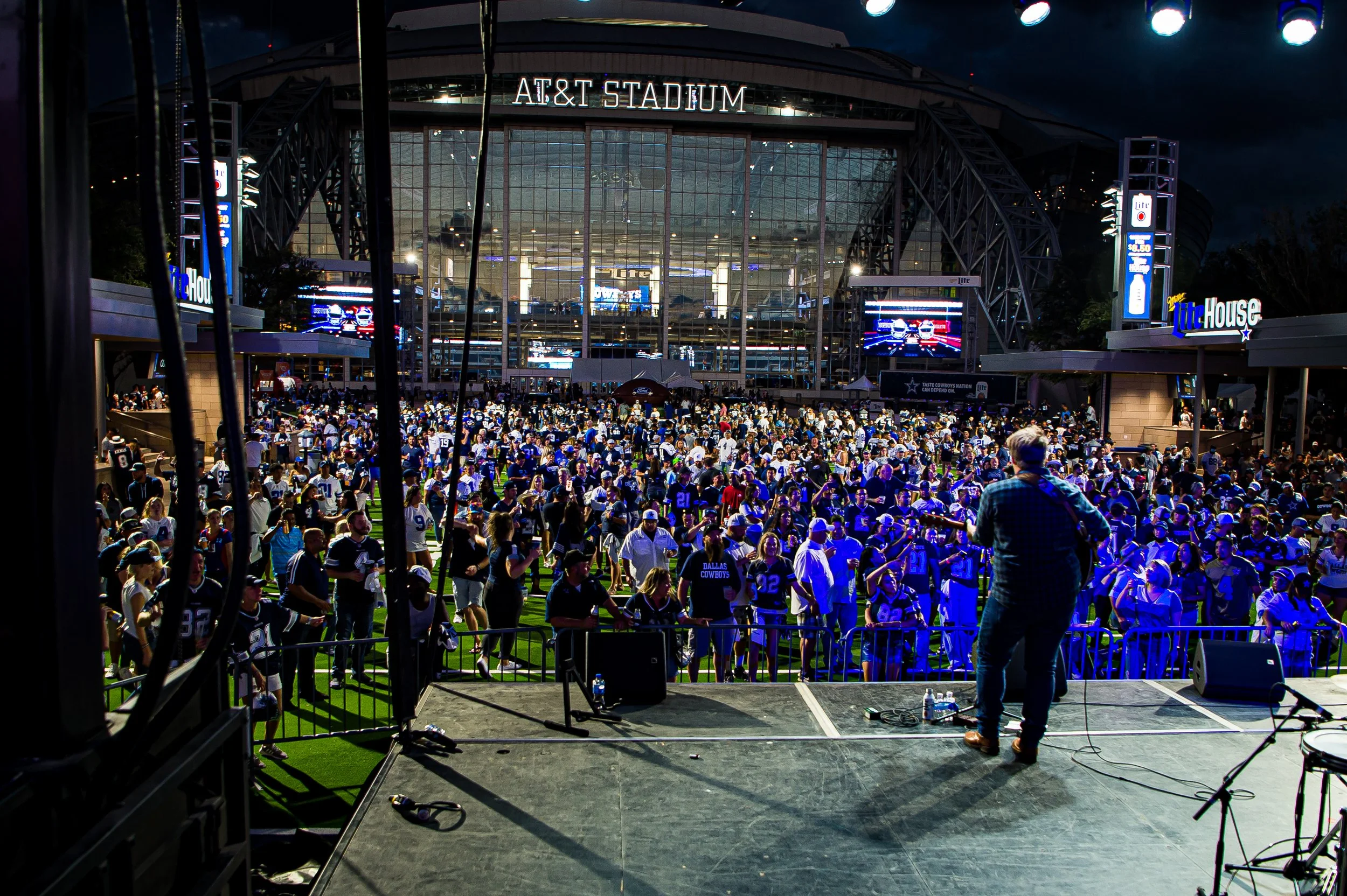 Western Rewind Plays all the best 90s country hits at AT&T stadium after the Dallas Cowboys game