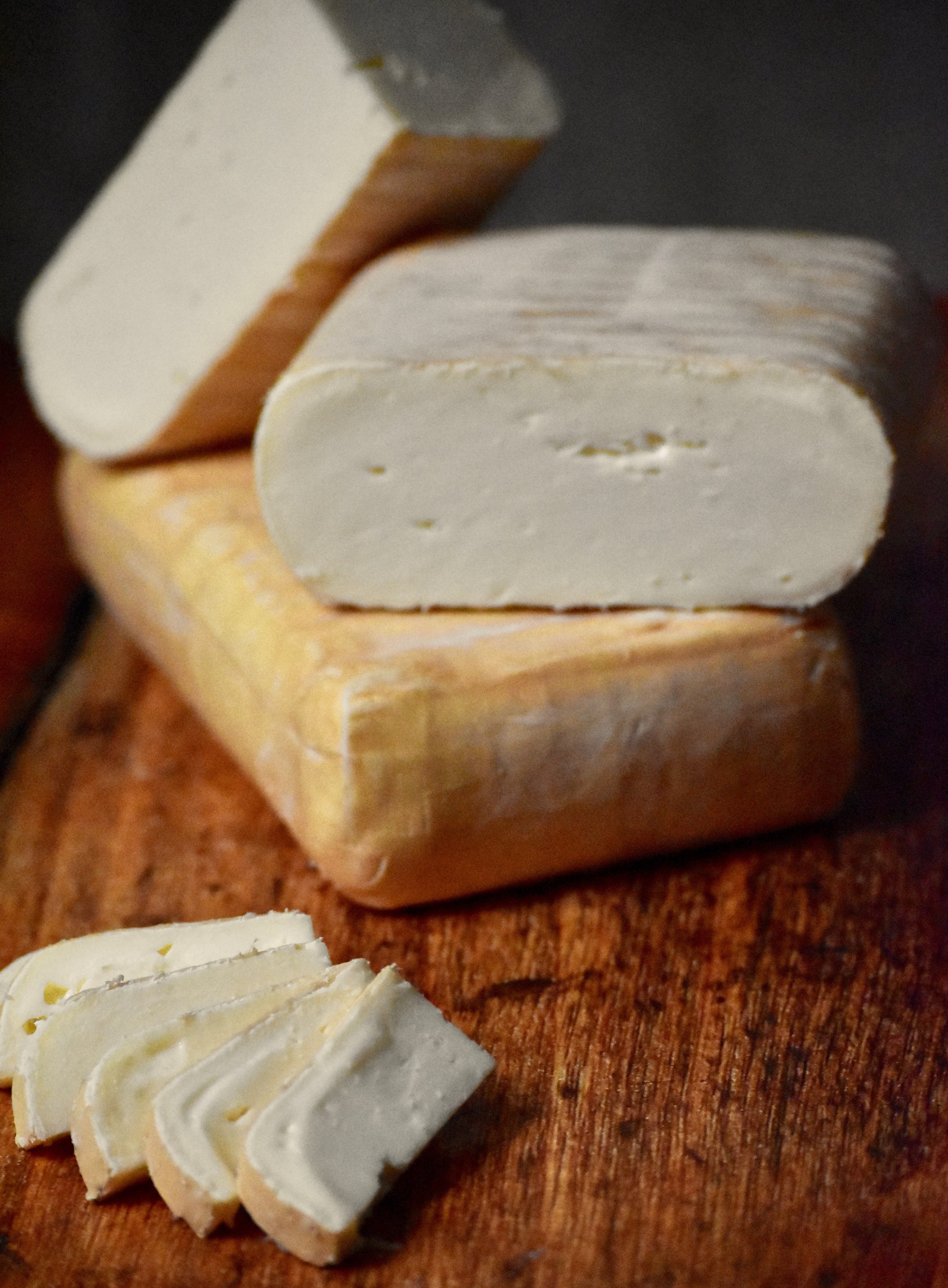  Cross-section of Eligo, cheese with an ivory paste and bright orange rind 