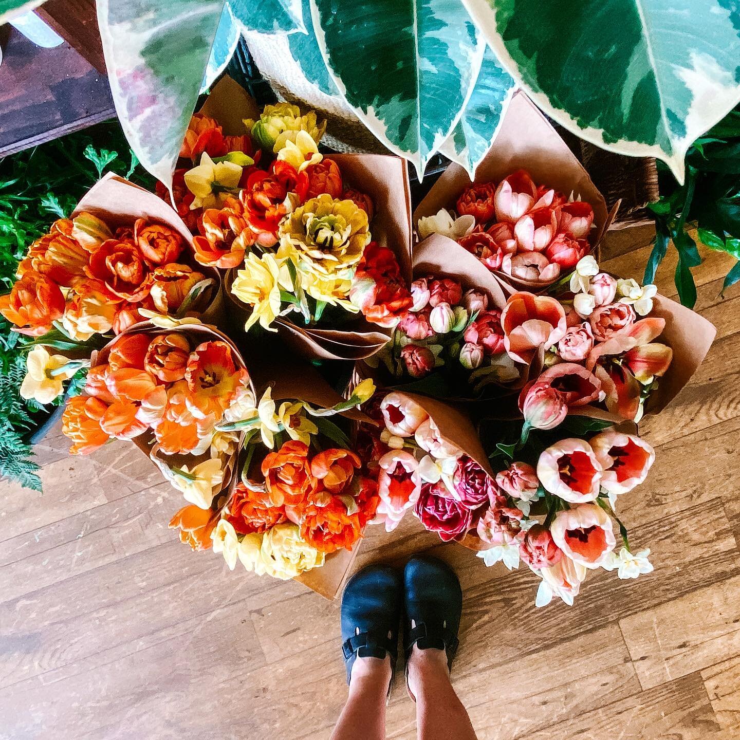 Mother&rsquo;s Day Weekend kickoff! Thank you @lazyacresfarm for putting together these gorgeous mixed bouquets. I have a bucket of brights and a bucket of lights for the weekend (or until sell out!) $25.00 each. A treat for you or yours!
.
.
.
.
.
.