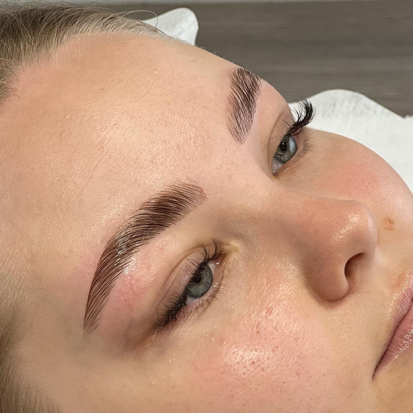 Kulmien laminointi - Yumi Brows 🤎

Kulmat v&auml;rj&auml;ttiin lopuksi k&auml;ytt&auml;en Yumin vaaleanruskeaa ja tummanruskeaa s&auml;vy&auml; sekaisin 🤍🤎

#yumibeauty #yumibrows #browlift #eyebrows 
#naturaleyebrows