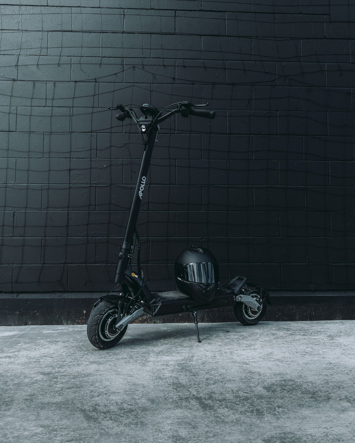 This is the Phantom 2023 by Apollo Scooter, their most iconic scooter yet!

I absolutely loved the Phantom 2022, but the Phantom 2023 takes it to a new level. With Features like Quad Suspension, Regenerative Breaking, Speeds up to 66 KM/H, App connec
