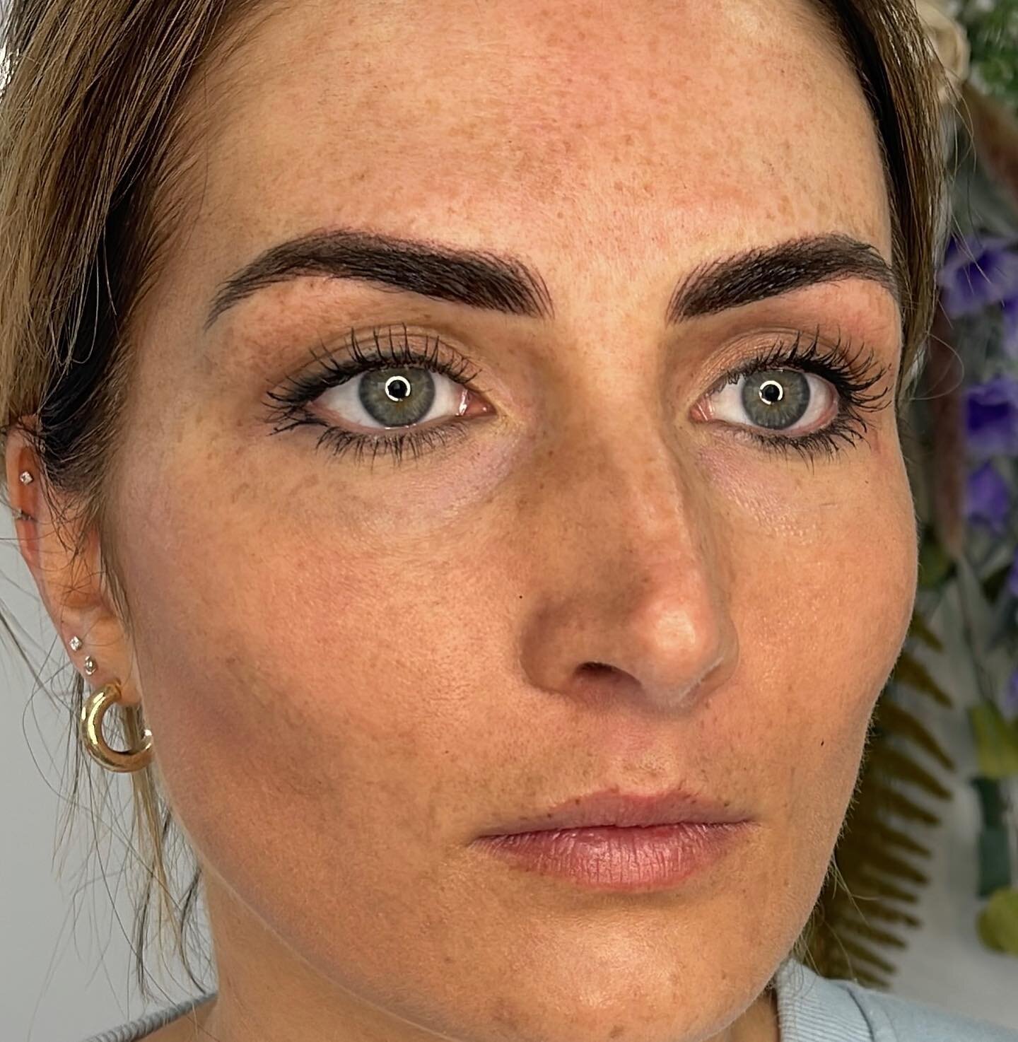 No one can tell me that brows don&rsquo;t frame our face 🤷🏻&zwj;♀️😍 

📲 BOOK NOW button on my profile 

Machine combination brows using @monicaivani.mybrows Absolute Brown &amp; Dark Heart 💜 

1-2-1 masterclasses available on request. 

#nanobro