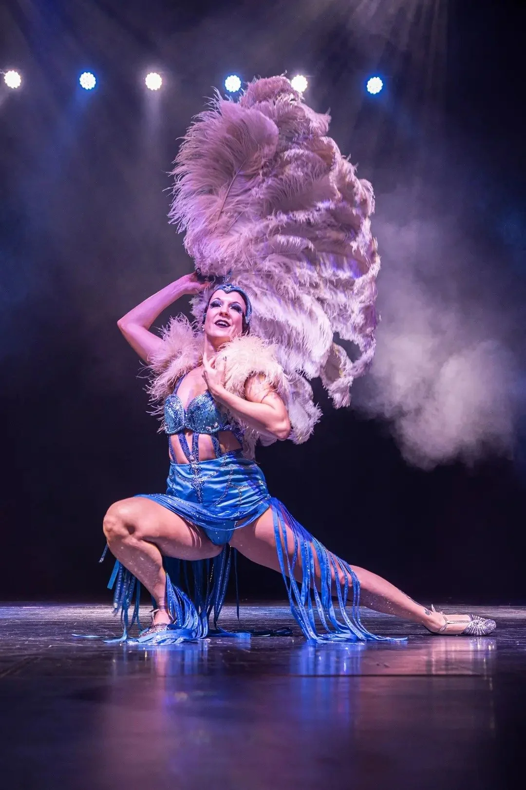 Gin Minsky fan dance