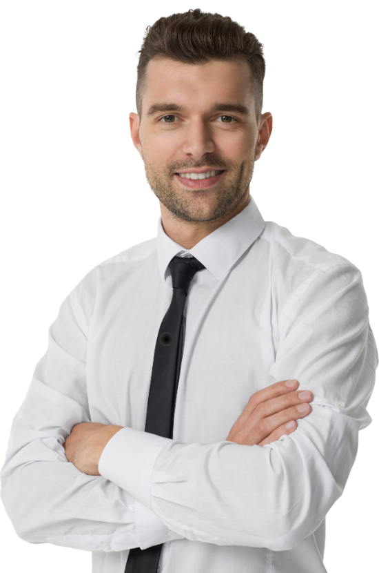 Hombre de negocios sonriendo con brazos cruzados, vestido con camisa blanca y corbata negra.