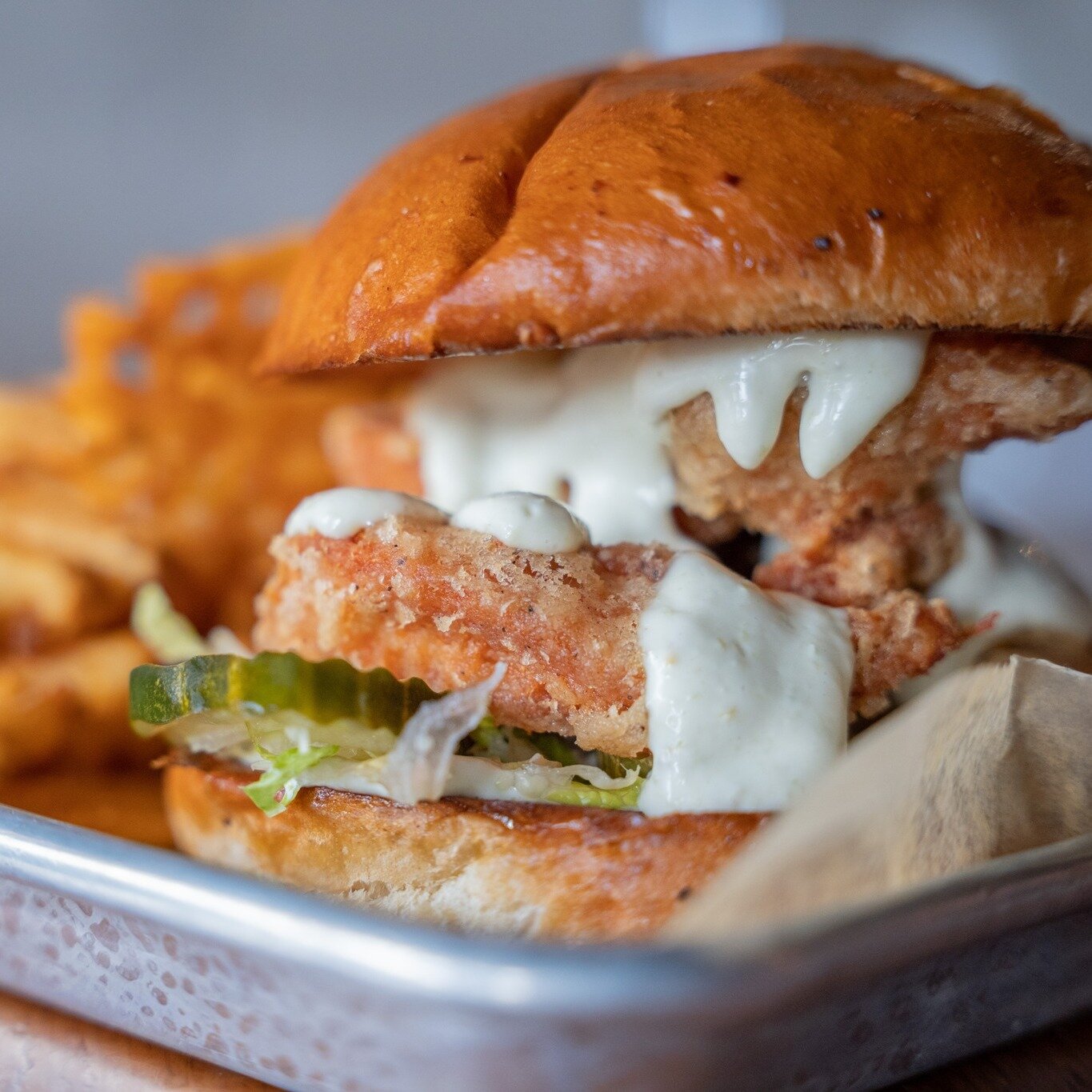The Southern Fried Chicken Sandwich is crispy, juicy, and packed with flavor. 🐔🥪
#pipelinecrafttapsandkitchen #pipelinecrafttaps #pipelinemtshasta #mtshastaeats #visitmtshasta #seesiskiyou  #craftbeer