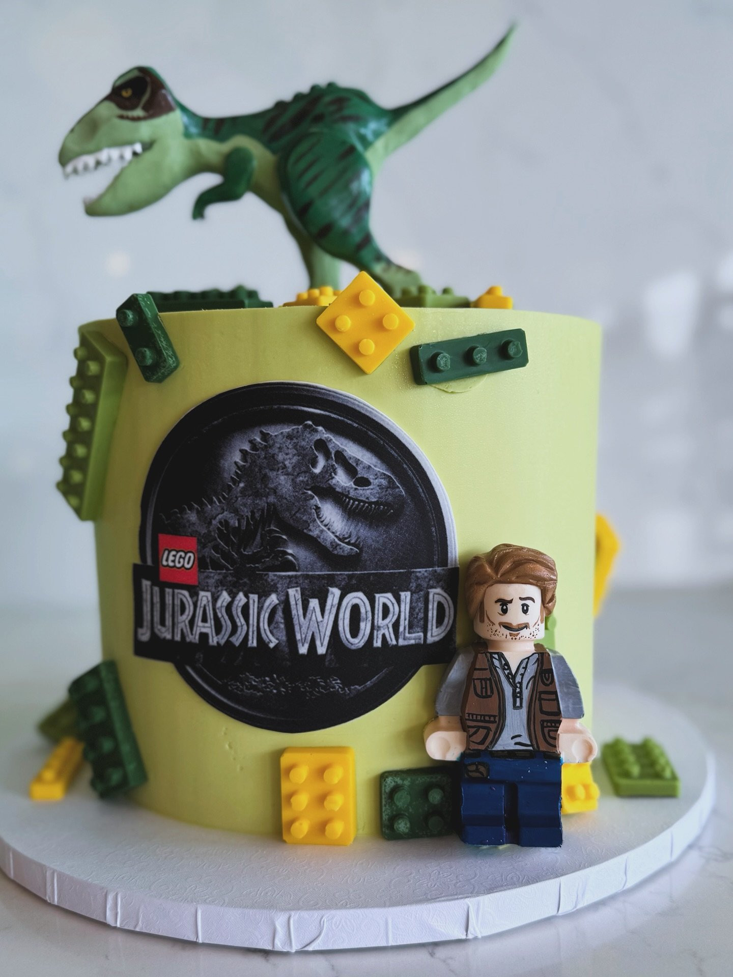 I just love this one! 😍 I spent way too long on all the little details because I was having such a blast. It&rsquo;s such a treat to still get this excited about cake&mdash;even when it&rsquo;s my job every day. 
Thank you @mlutschg for finding ever