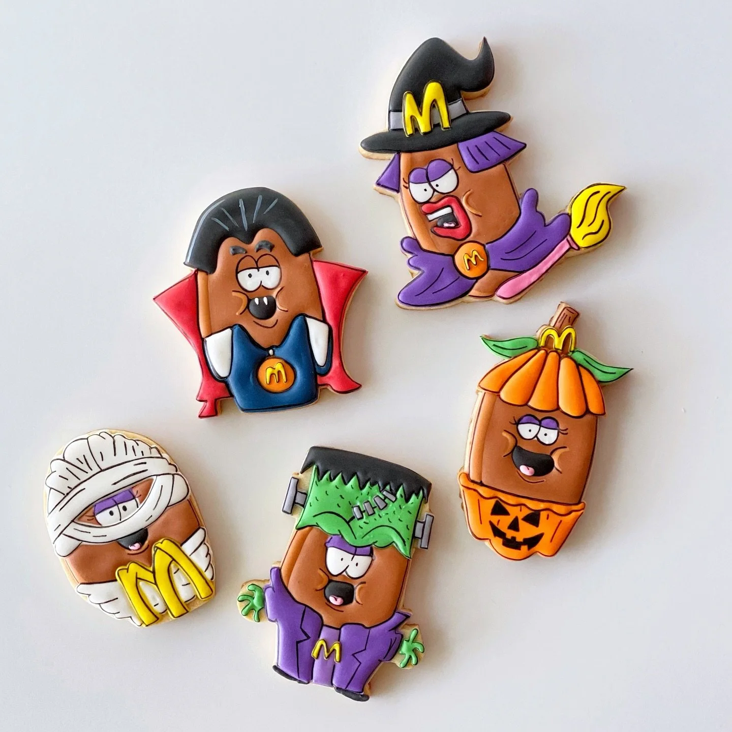 A little Halloween nostalgia for ya&hellip;

Fun fact: I loved these cookies so much that I covered them in resin and turned them into fridge magnets 😄

#houstonbakery #houstoncookies #decoratedsugarcookies #halloweencookies #halloweentreats #housto