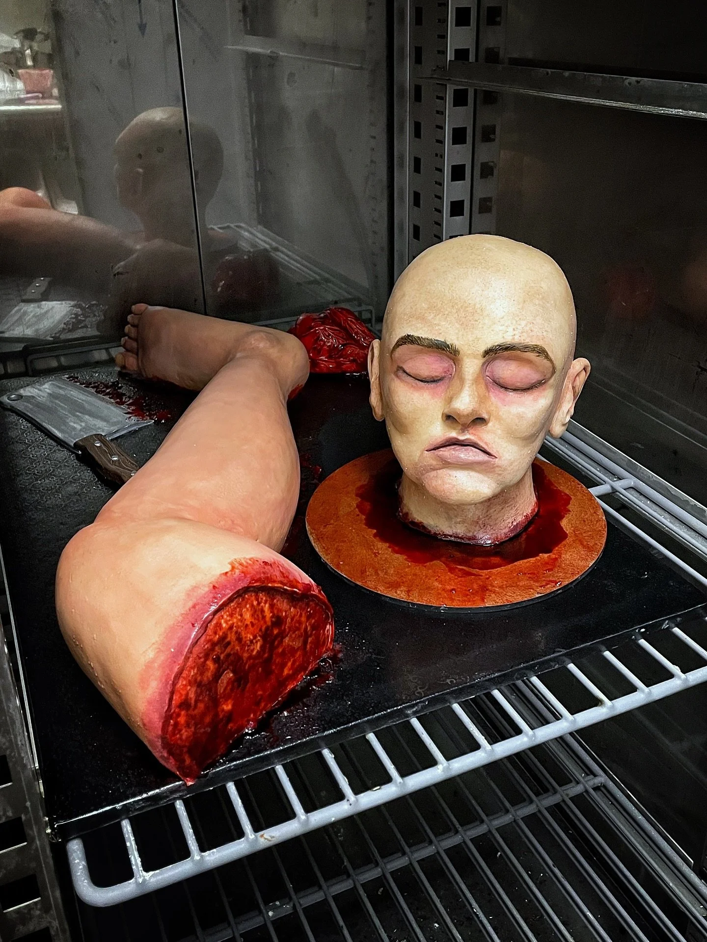 I just love seeing body parts all over the bakery 😍

#houstonbakery #halloweencake #halloweencakes #spookyseason #horrorcake #houstoncakes #cakedecorating #cakephotos #severedheadcake