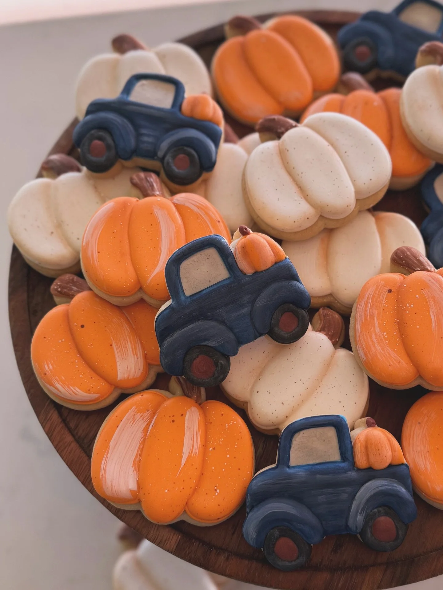 Mini trucks &amp; pumpkins for the sweetest fall baby shower 😍

#houstonbakery #houstoncookies #houstonmoms #houstonsugarcookies #fallbabyshower #houstonevents