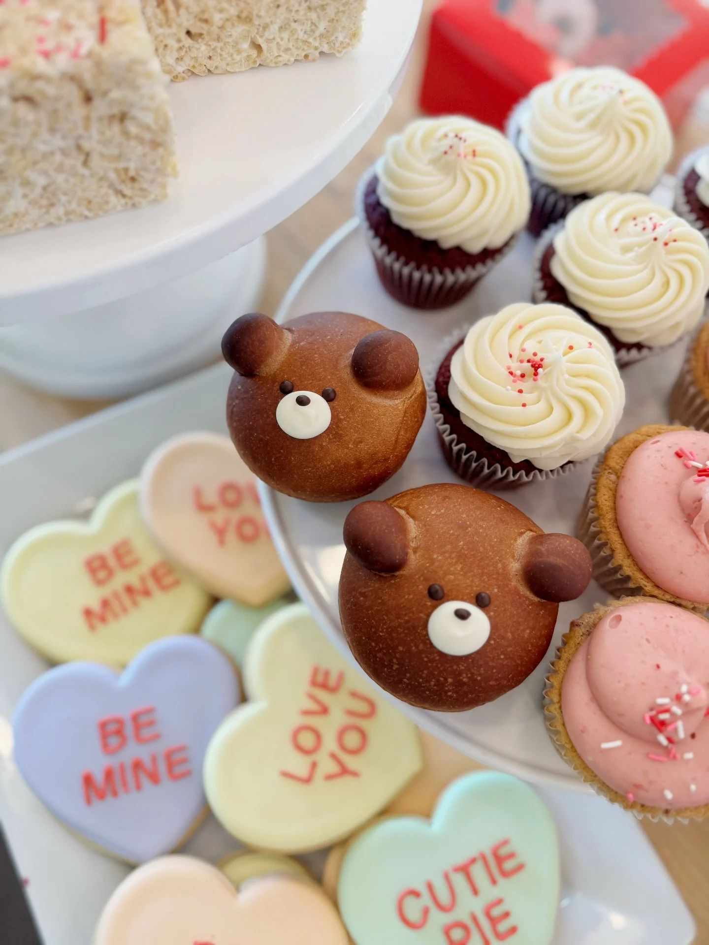 PSA: Valentine&rsquo;s Day is Saturday! Swing by and grab something for your sweetheart! 💕

#houstonbakery #houstoncakes #houstoncookies #houstoncupcakes #houstonfoodies