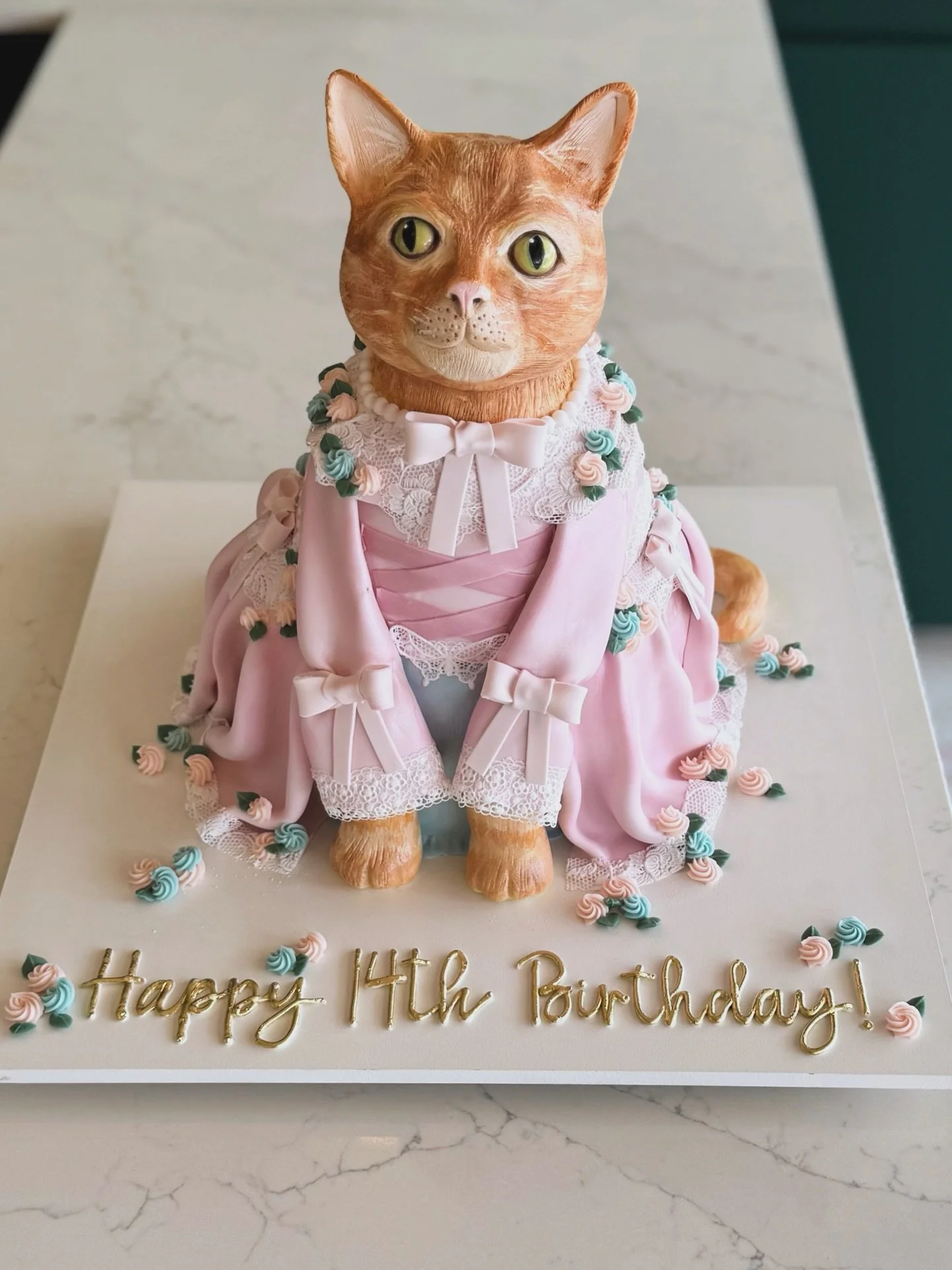 Just a typical Thursday at the bakery&hellip; Bagel the cat in her pretty dress, hanging out on the counter. Nothing to see here&hellip;

Also, please consider this your reminder: your imagination is the only limit with custom cakes. The weirder, the