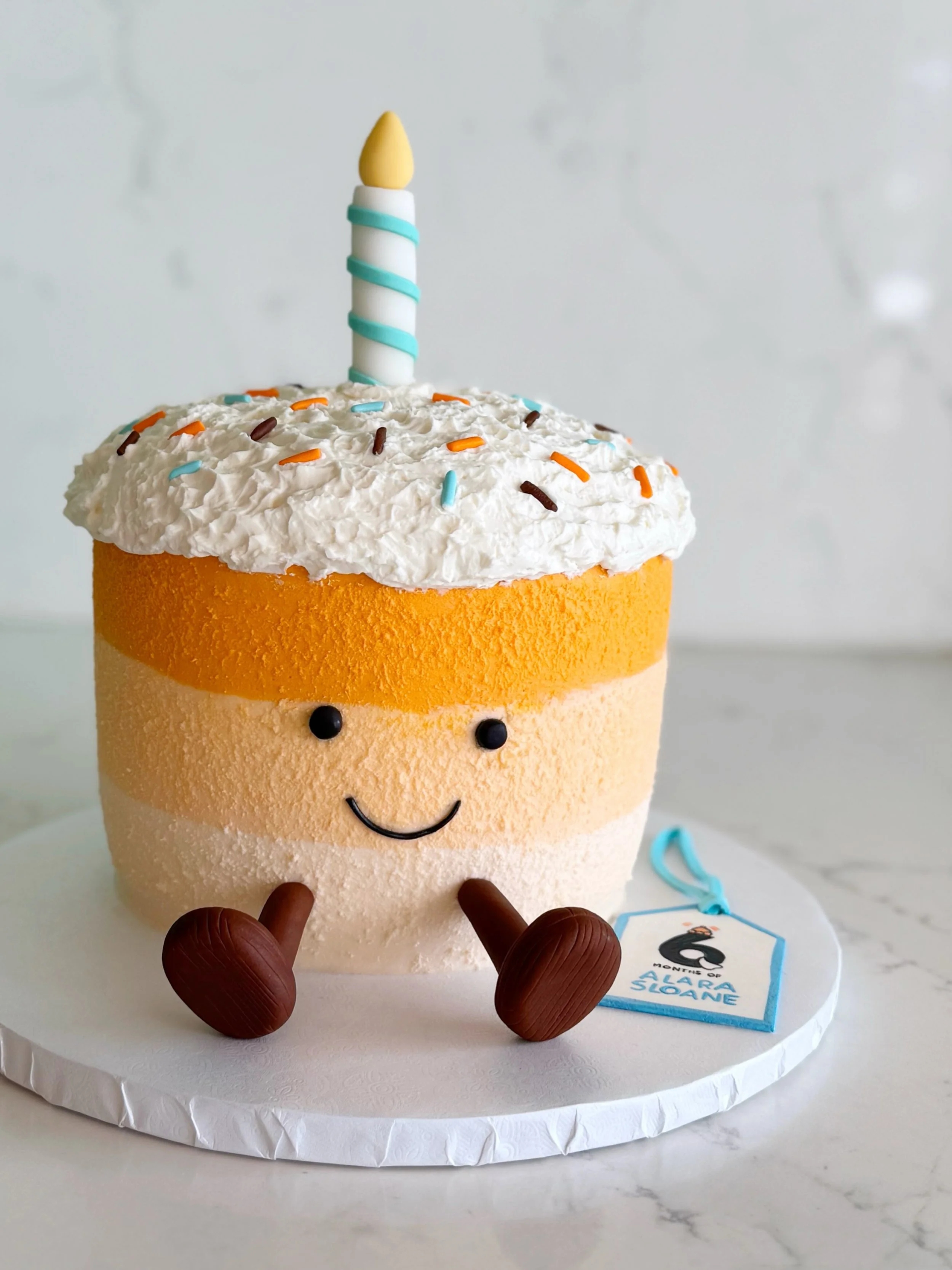 Look at this cake! Look at the layers! Look at its little face! The sprinkles! The custom tag! Jellycat cakes hit every time. 

Send us an inquiry at www.crumbybakeshop.com/contact and let&rsquo;s talk about your next event! 

#houstonbakery #houston