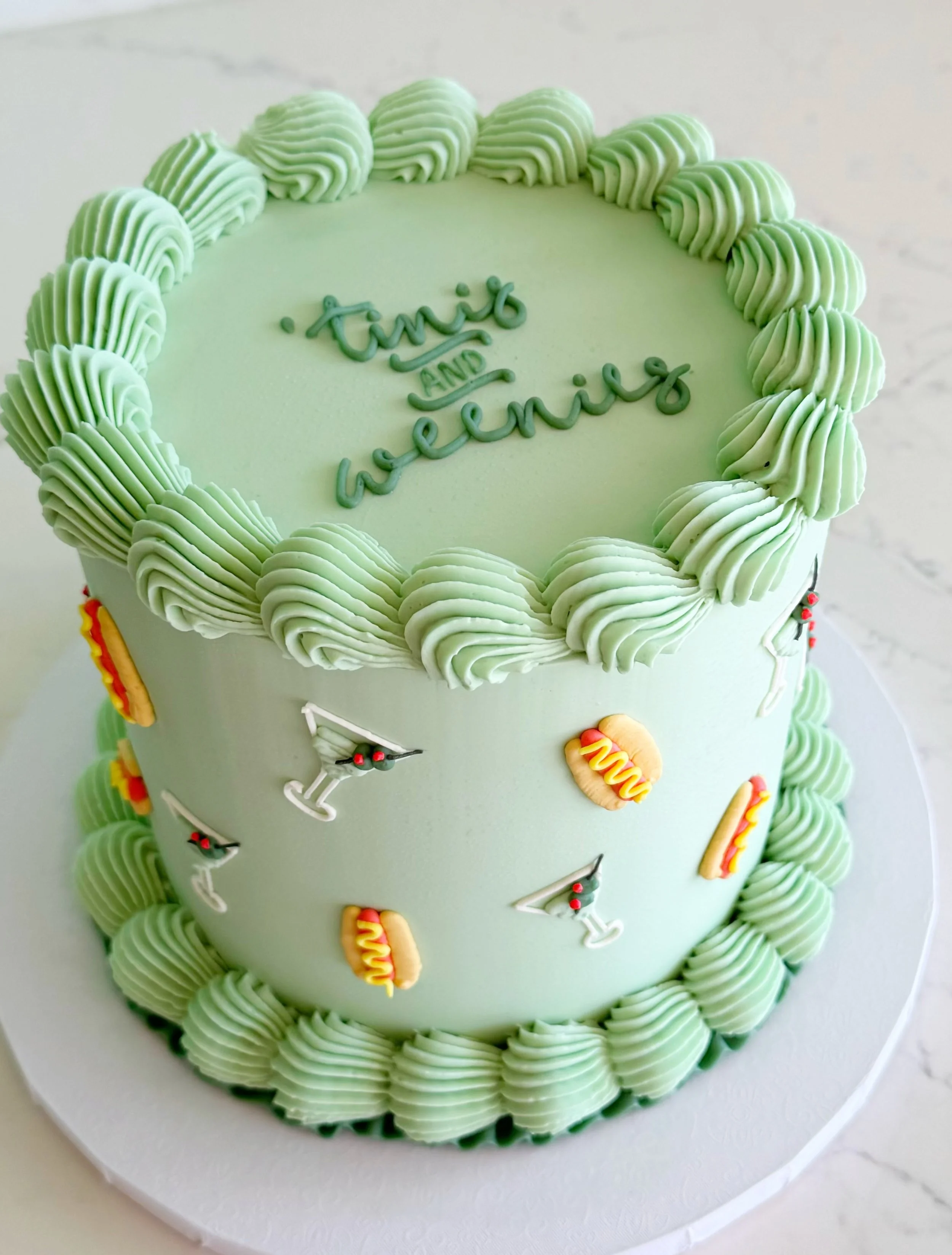 What more could you ask for? 🍸🌭

Send us an inquiry at www.crumbybakeshop.com/contact and let&rsquo;s talk about your next custom cake!

#houstonbakery #houstoncakes #houstoncustomcakes