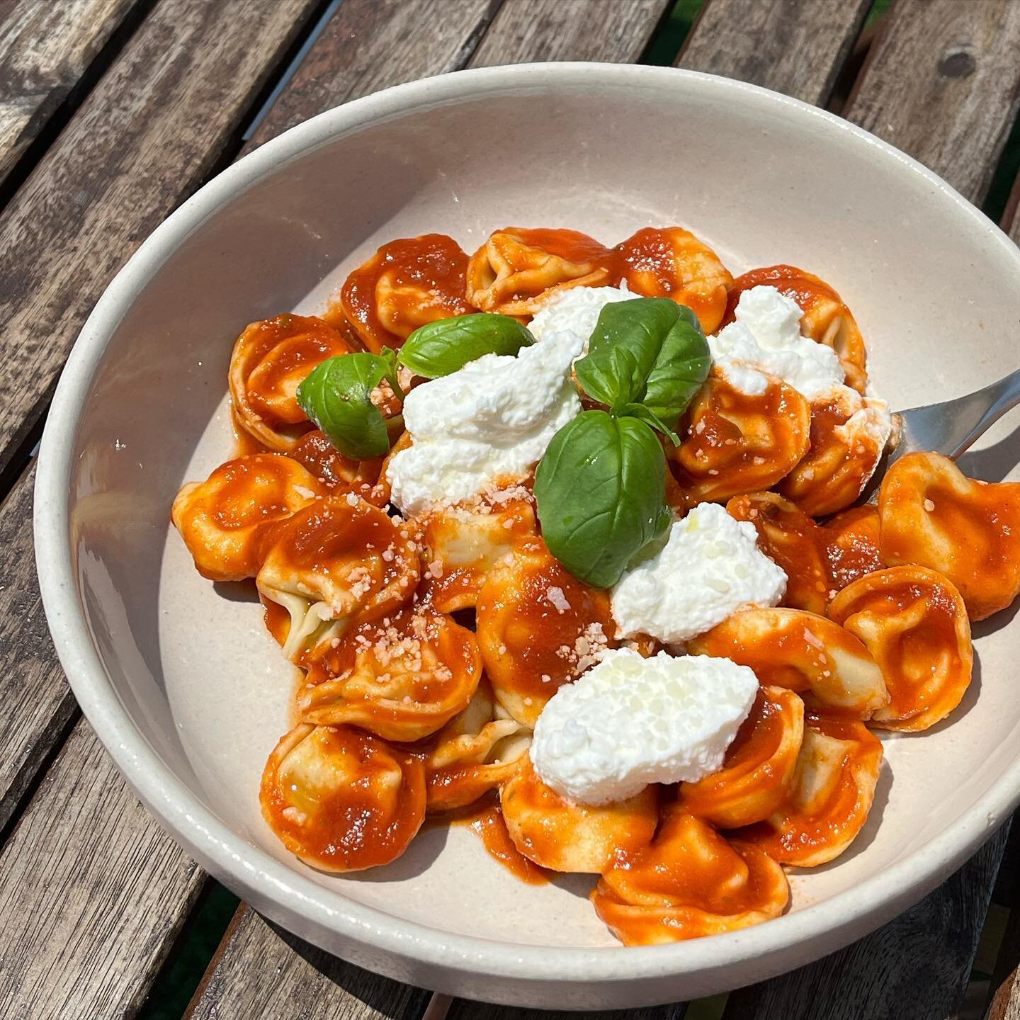 Enjoying our summery tortellini with Matriark Tomato Basil sauce al fresco today👩&zwj;🍳🤌