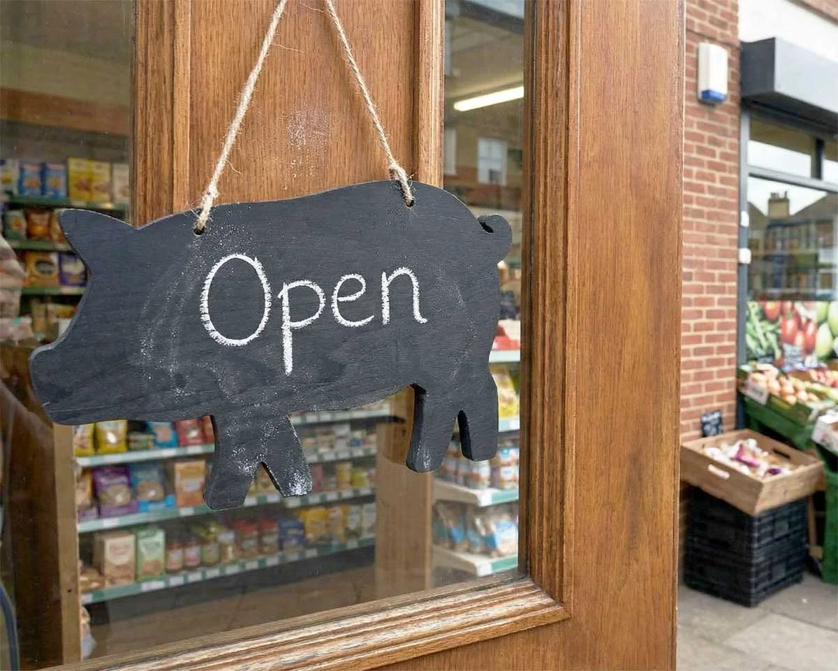 Pig_shaped_blackboard_open-closed_sign_for_shop.jpg