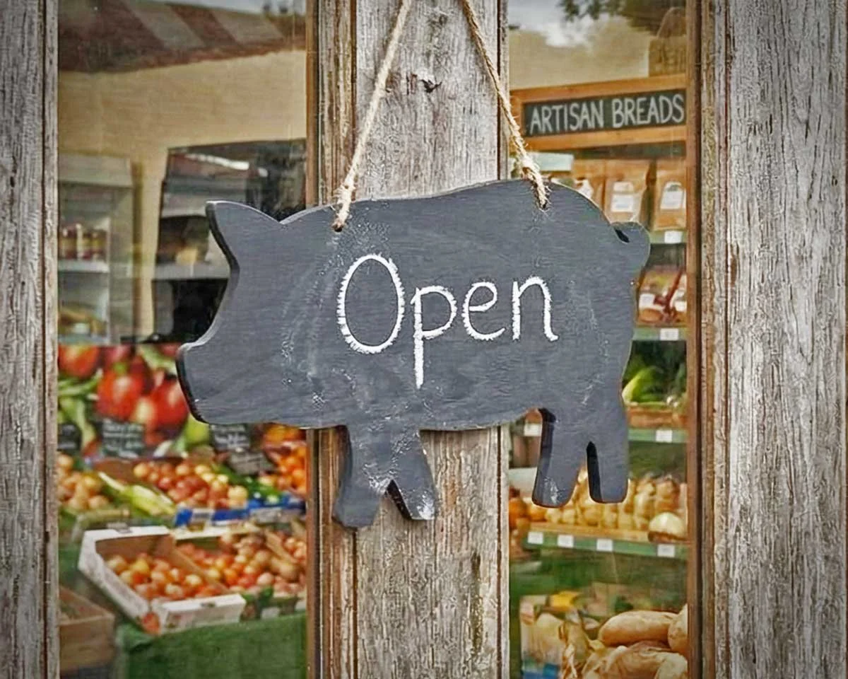 Pig_shaped_blackboard-open-closed_sign_for_farmshop_v4.jpg