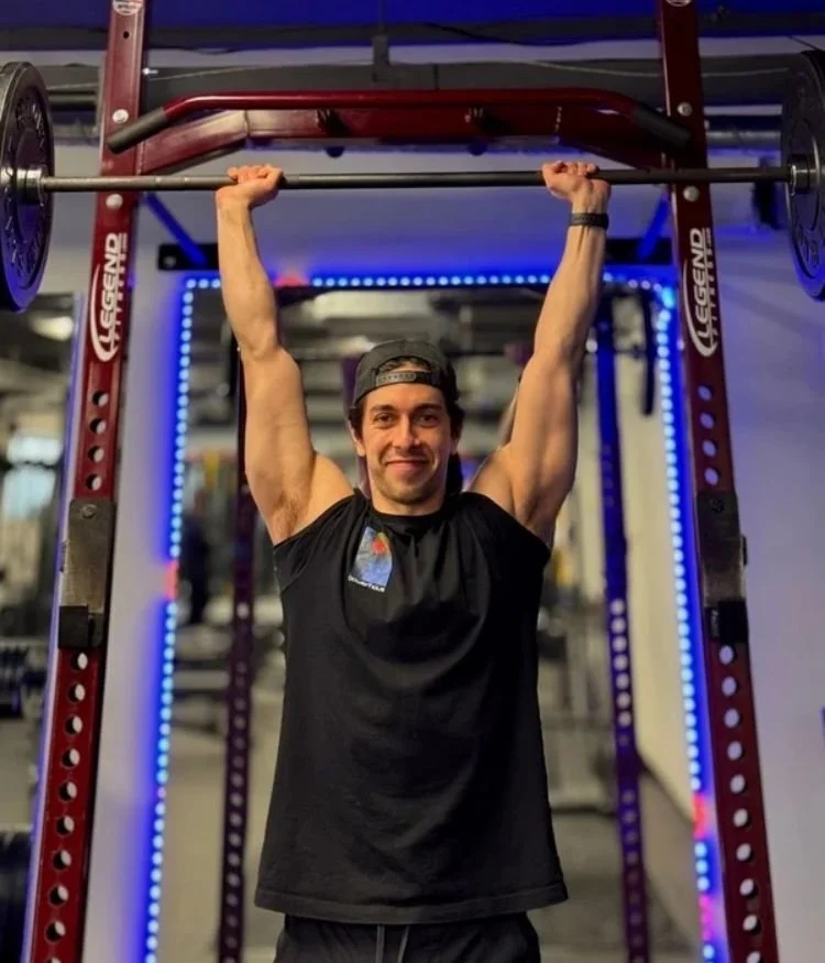 Coach Nico performs an overhead press which is one of the main lifts we focus on in our upper body strength progam powerUP as well as in Personal Training sessions.