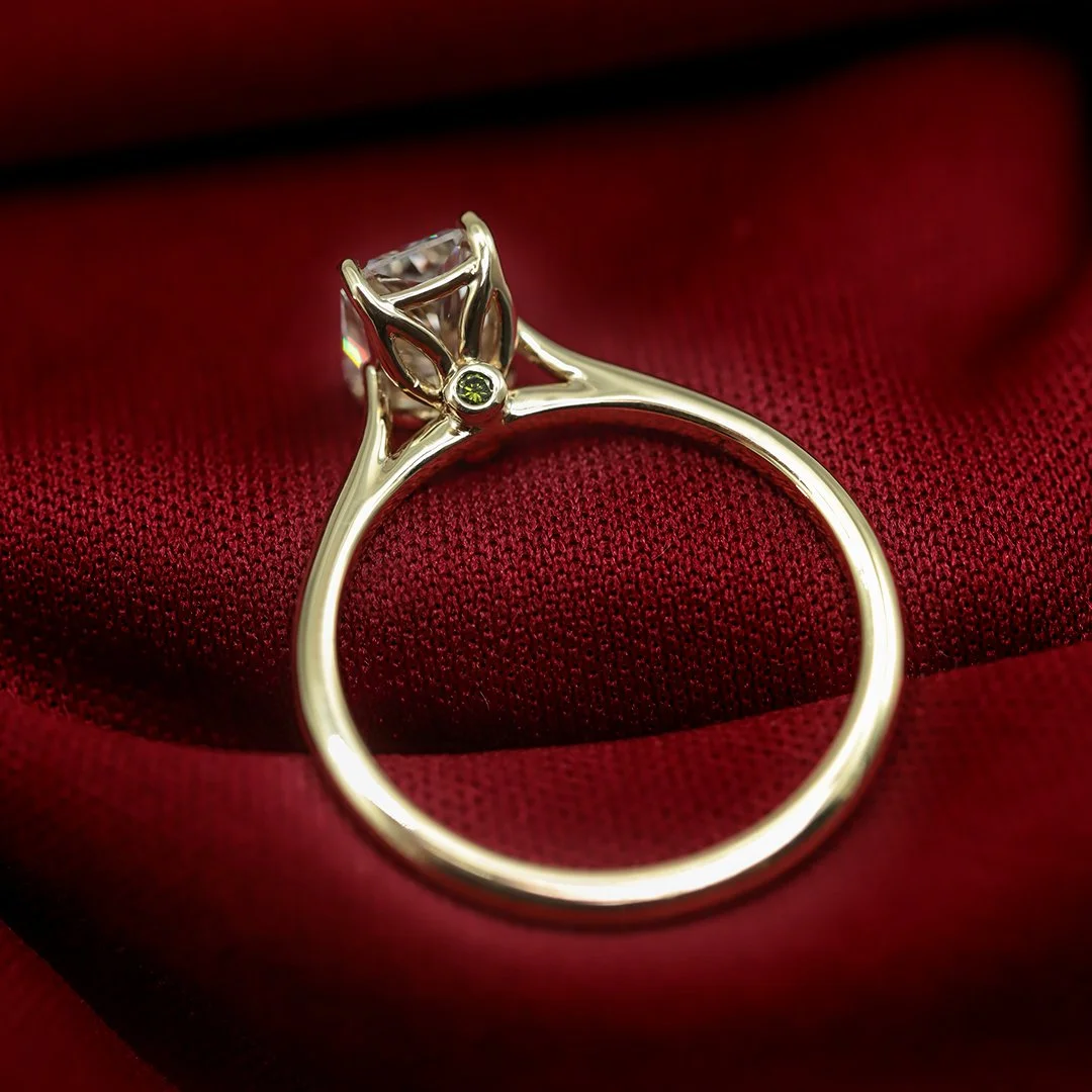 (Loto) Anillo de compromiso de oro amarillo 14K con diamante lab y diamantes verdes - TUGARIM