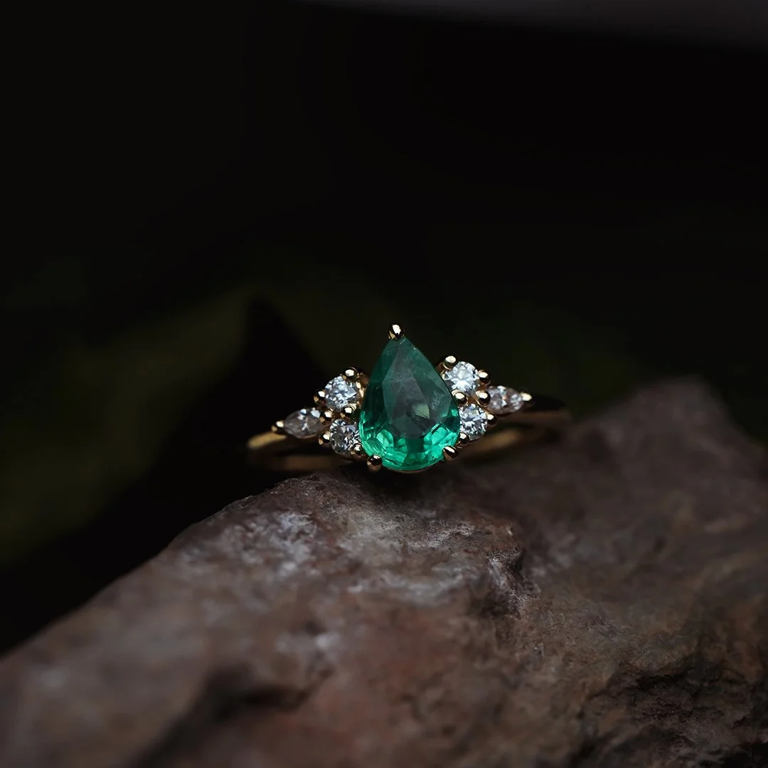 (BIRDIE) Anillo de oro amarillo 14k con esmerlada y diamantes lab - TUGARIM