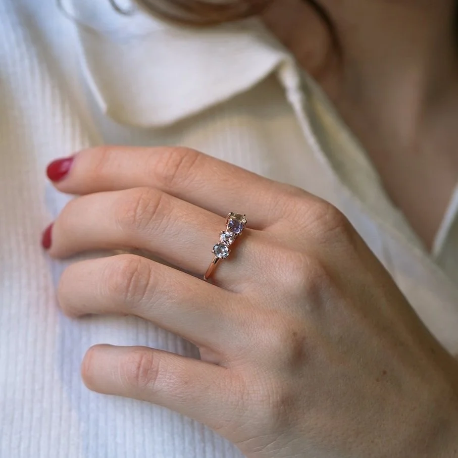 (PASTELITO II) Anillo de oro rosa 14k con zafiros pastel - TUGARIM
