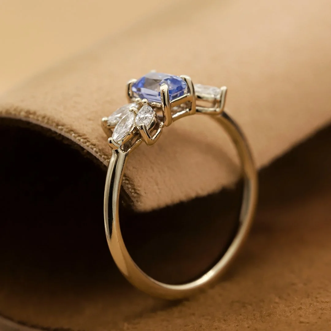 Anillo oro amarillo 14k con zafiro azul y diamantes lab - TUGARIM