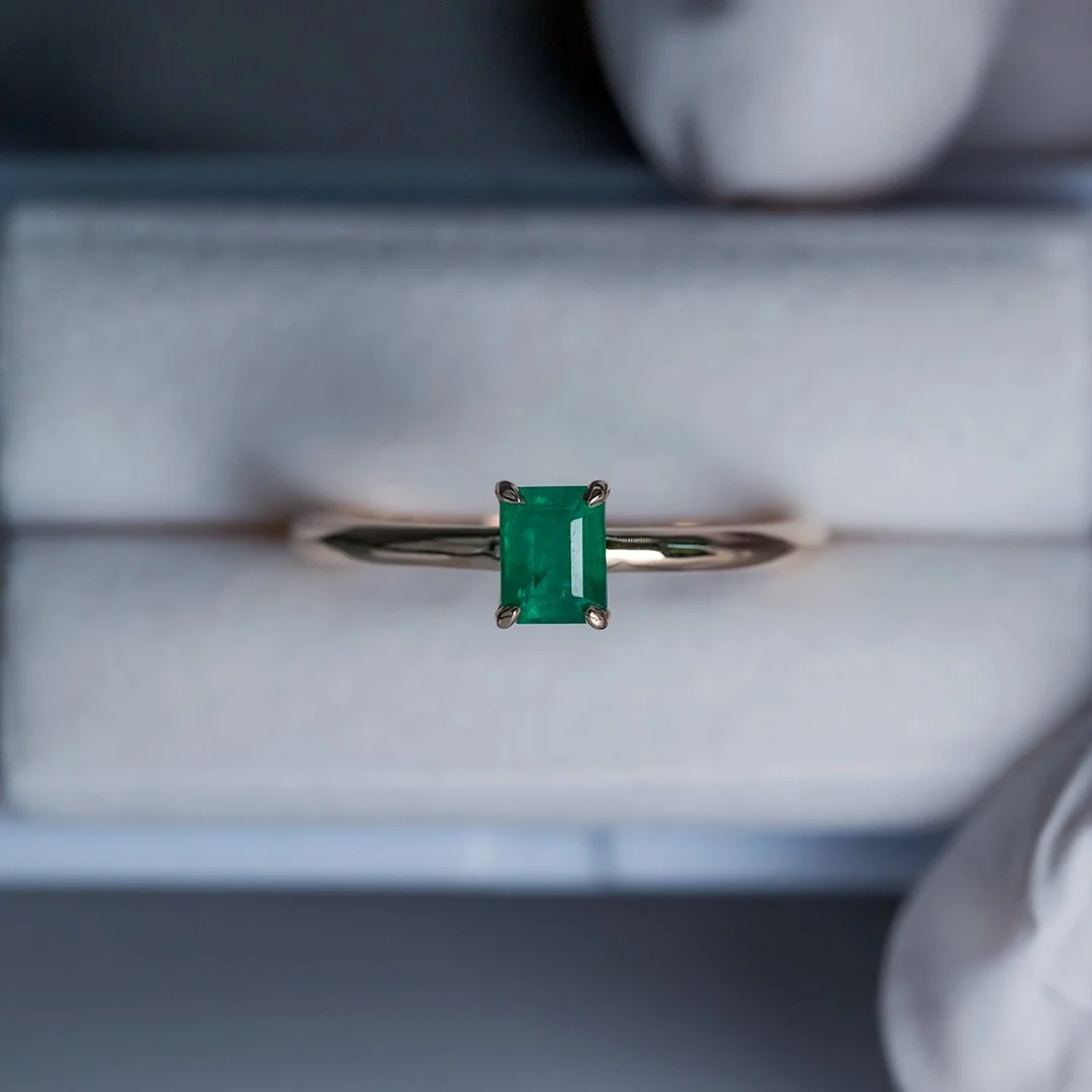 Anillo oro amarillo 14k con esmeralda