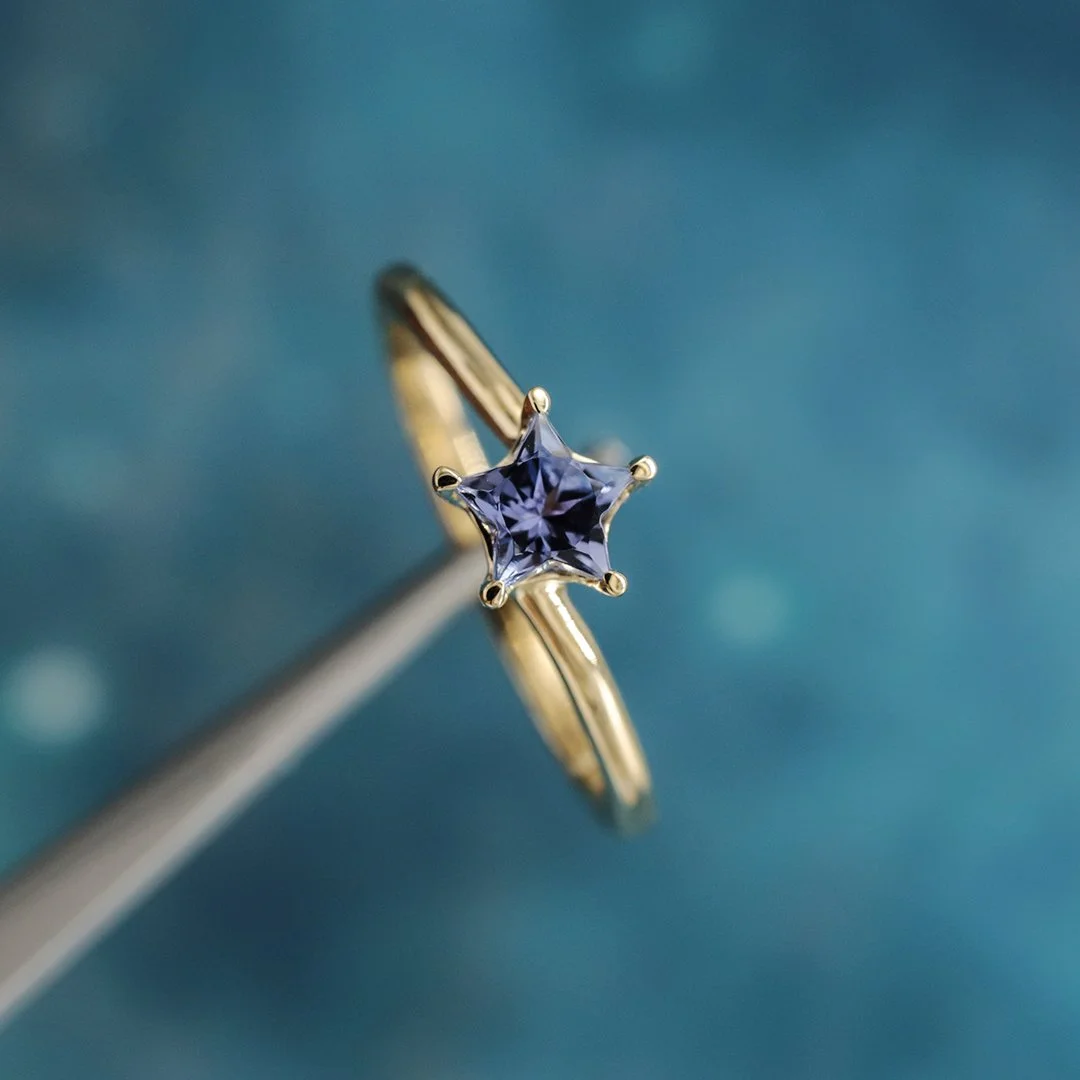 (Maretta) Anillo de oro amarillo 14k con tanzanita estrella - TUGARIM