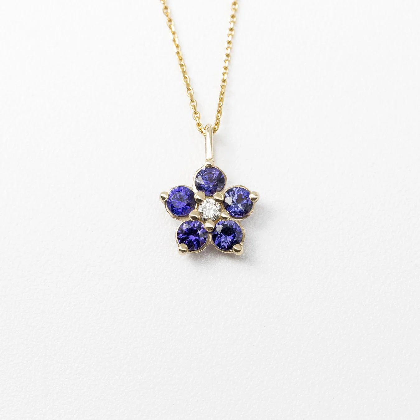 (Dalia) Collar flor de oro amarillo 14K con zafiros morados y diamante