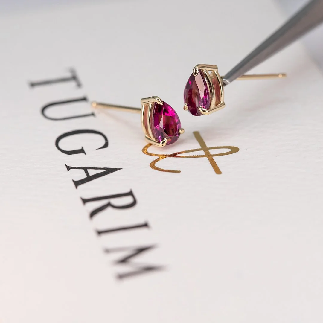 Aretes de oro amarillo 14K con granates rodolita corte pera - TUGARIM