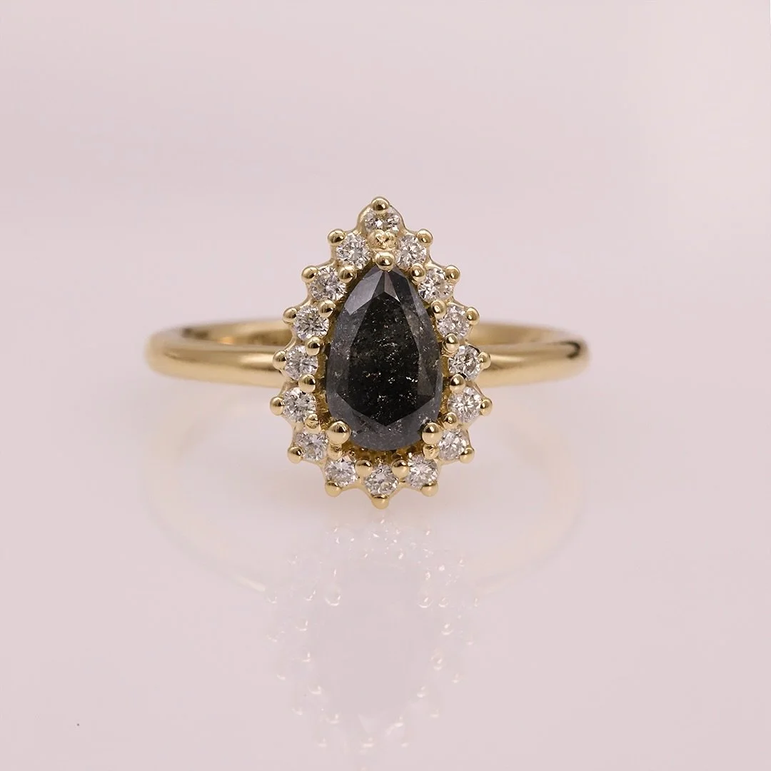 Clau & Beto 💍
-
 
Beto sabía exactamente lo que quería: un anillo de compromiso único que reflejara su amor por Clau. 🥰 
Compartió su idea con nosotros y juntos creamos una obra maestra. 🔥
Es un increíble