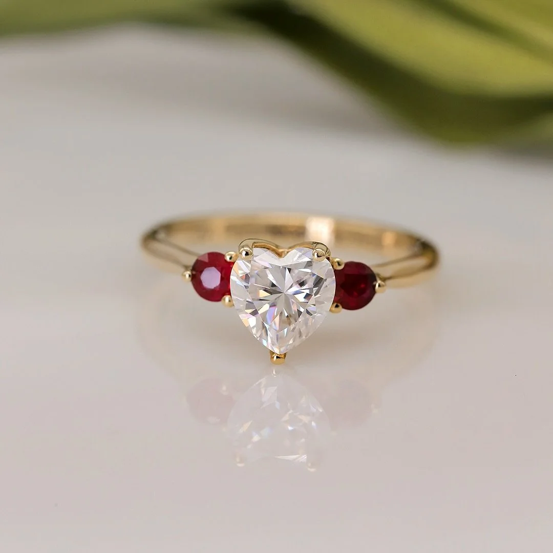 C & A - “Para Todas Las Vidas”
-
Carlos nos contactó porque estaba listo para dar el gran paso y comprometerse con su novia. Quería encontrar el anillo ideal. 💍
Revisó nuestro catálogo de anillos de com