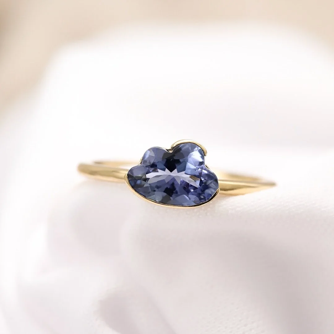 Cloudy ☁️
Nuestro favorito del momento: un anillo en oro amarillo de 14k que captura la magia de una tanzanita tallada en forma de nube. 😍 
Su diseño minimalista permite que la gema brille con todo su encanto, convirtiéndolo en una p