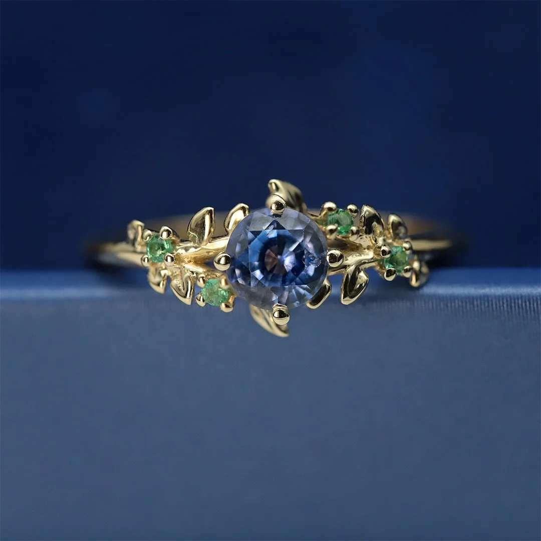 Y &amp; E 🌳🌊

-

Edwin buscaba el anillo de compromiso perfecto para su novia. 💍

Quer&iacute;a un dise&ntilde;o personalizado que estuviera representado simb&oacute;licamente por el mar y el bosque. 🌊🌳 

Despu&eacute;s de varias propuestas, enc