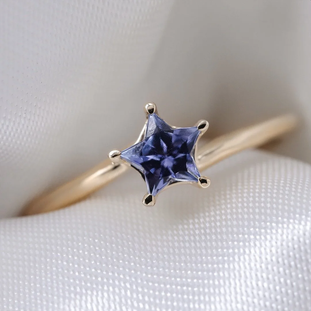 Maretta: versi&oacute;n tanzanita ⭐️

El &ldquo;Maretta&rdquo; ha sido uno de los anillos m&aacute;s queridos de este 2025, por eso hemos creado esta preciosa nueva versi&oacute;n. 😍

Se trata de un hermoso anillo con forma de estrella, elaborado en