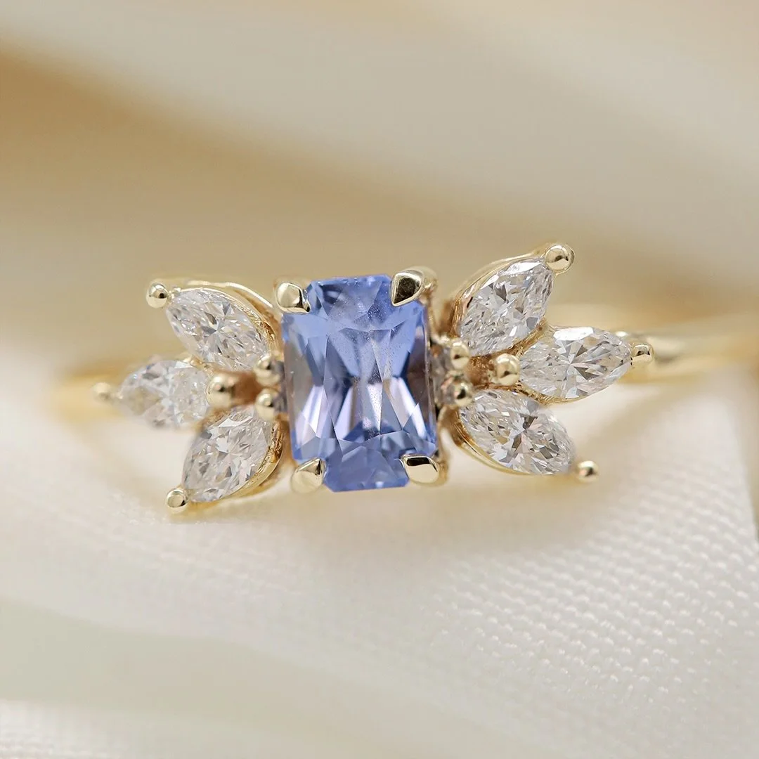 Lovely 💙✨

Esta espectacular pieza es un anillo creado con un bell&iacute;simo zafiro azul radiante, acompa&ntilde;ado de diamantes a los lados y montado en oro amarillo. ✨

El resultado es un anillo muy tierno con un dise&ntilde;o floral innegablem