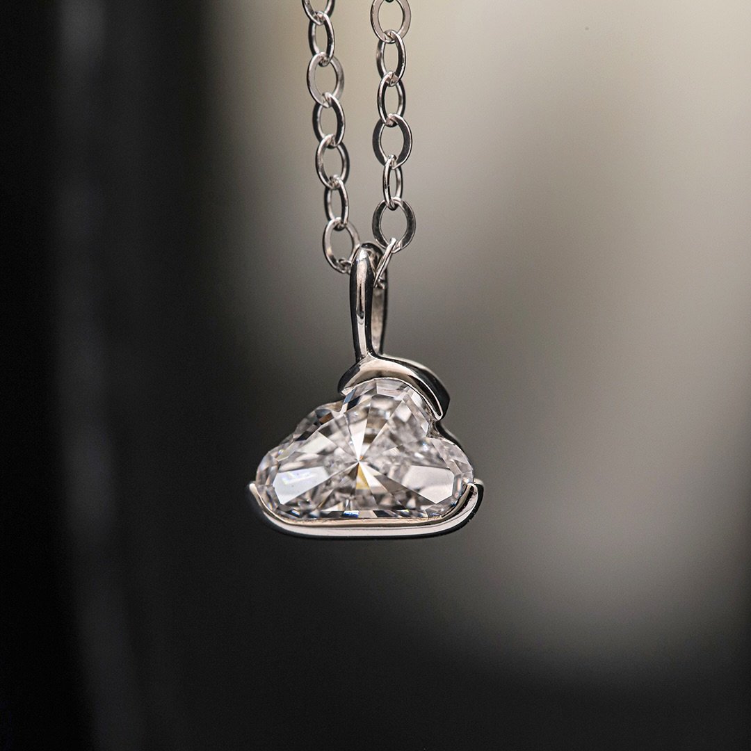 Cloudy ☁️✨

En Tugarim somos fans de las gemas &ldquo;fancy cut&rdquo; como es el caso de este hermoso diamante de laboratorio en forma de nube. 😍

Decidimos hacerlo en collar en oro blanco y luce incre&iacute;ble. ☁️

El resultado es una pieza muy 