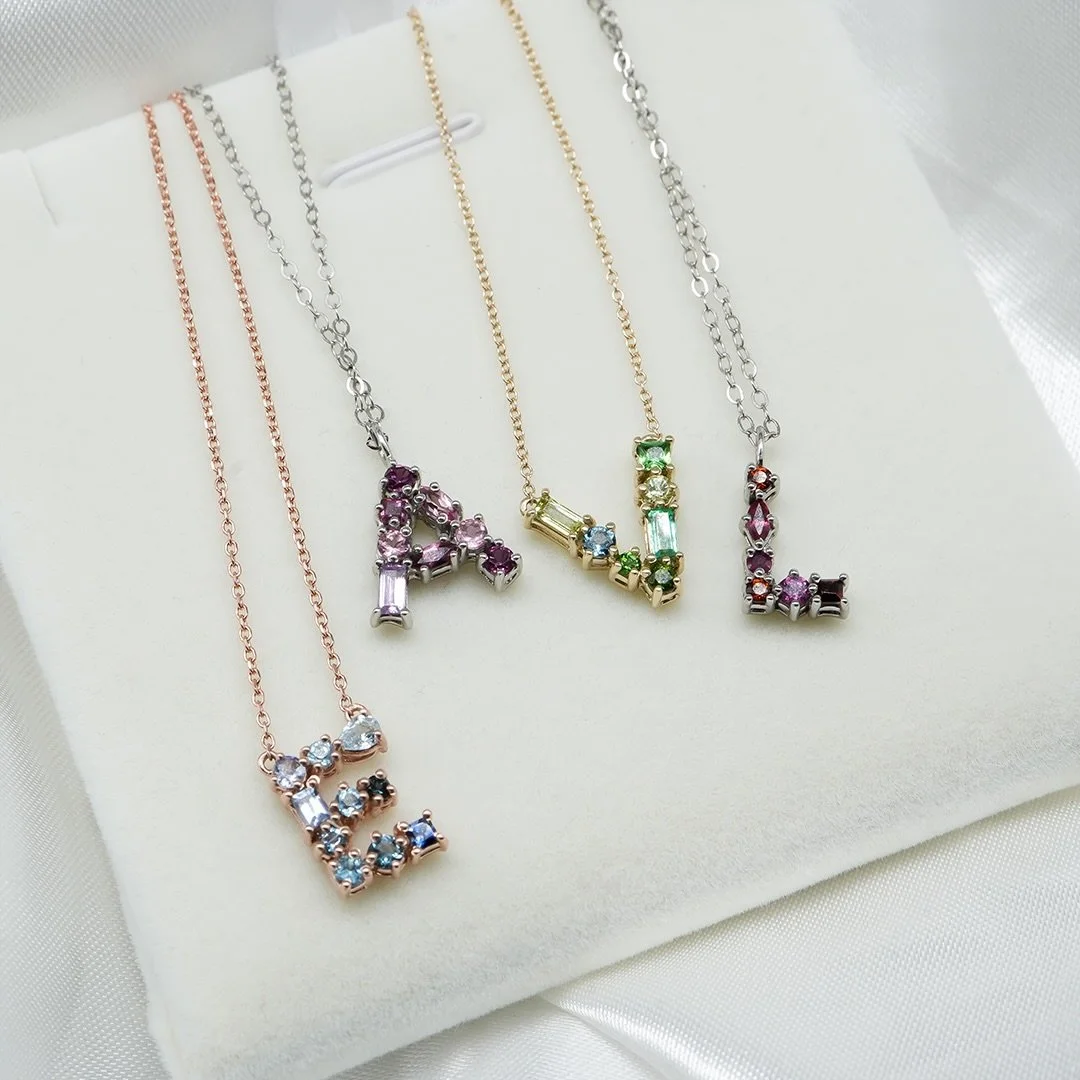 INICIALES 🎨✨

Valeria lleg&oacute; buscando el regalo de Navidad m&aacute;s especial para las mujeres m&aacute;s importantes de su vida: su mam&aacute;, su hermana y ella misma. 🎁❤️

Nos pidi&oacute; cotizaciones de 3 collares en donde las gemas fo