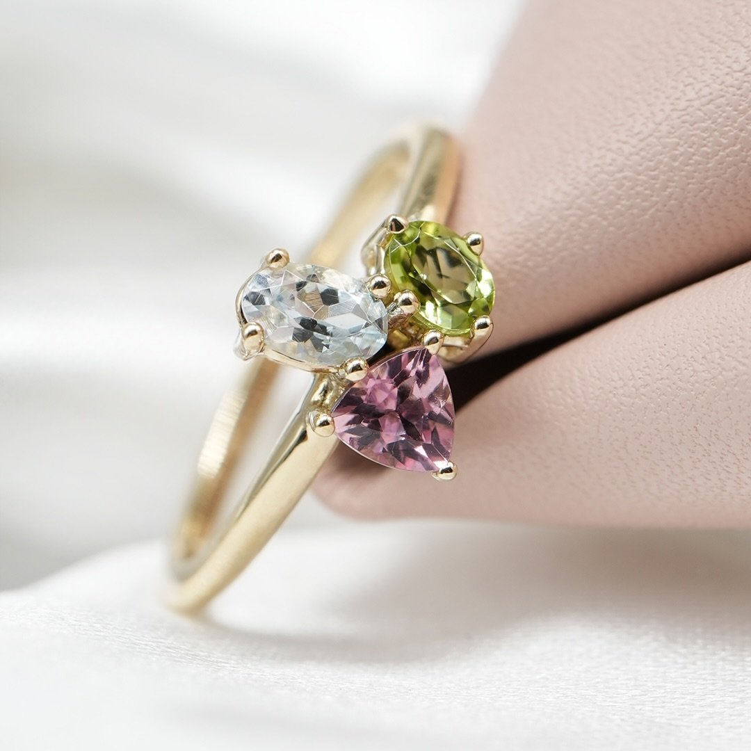 Mam&aacute;, Cindy y Gaby 🥰💕

Emma quer&iacute;a un anillo que llevara a toda su familia siempre cerca. 🧑&zwj;🧒&zwj;🧒✨

Buscaba tonos suaves y delicados, as&iacute; que le mostramos varias opciones y se enamor&oacute; de esta combinaci&oacute;n: