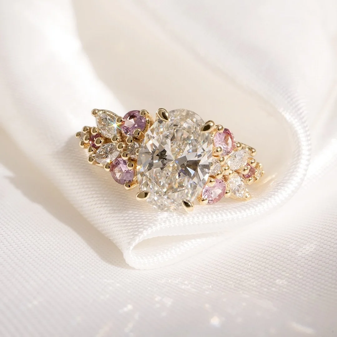 Tracemos nuestra historia juntos 🤍

Rodolfo lleg&oacute; con una idea muy clara en la cabeza: un anillo de compromiso que contara su amor de forma &uacute;nica. ✨

Quer&iacute;a un diamante oval como protagonista, acompa&ntilde;ado de una mezcla de 