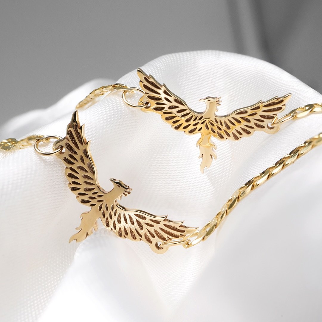 F&eacute;nix 🐦&zwj;🔥

Magali quer&iacute;a regalarle algo realmente especial a su mejor amigo Omar. 🫰

Por eso nos contact&oacute; con una idea muy clara: unas pulseras de la amistad con un ave F&eacute;nix, s&iacute;mbolo de resiliencia, renacimi